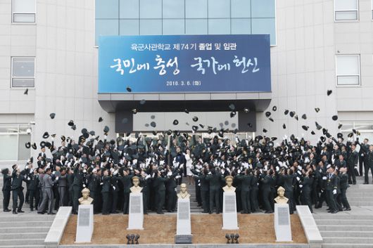 = 문재인 대통령이 6일 서울 노원구 육군사관학교에서 열린 제74기 졸업 및 임관식에 참석해, 충무관 계단에서 신임 장교들이 모자를 던지를 세레모니를 지켜보고 있다. (청와대 제공) 2018.3.6/뉴스1