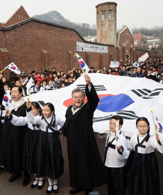 = 문재인 더불어민주당 전 대표가 제98주년 3.1절인 1일 서울 서대문구 서대문형무소 역사관에서 열린 삼일절 기념행사에서 독립문 방향으로 행진하며 태극기를 들고 만세삼창을 하고 있다. 2017.3.1/뉴스1