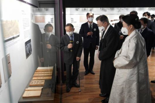 [서울=뉴시스 김진아 기자 = 문재인 대통령과 김정숙 여사가 1일 서울 서대문구 국립 대한민국임시정부 기념관 상설전시관을 찾아 박유철 전 광복회장으로부터 한국통사 초판본에 대한 설명을 듣고 있다. 2022.03.01.