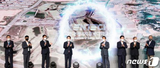 (무안=뉴스1) 전원 기자 = 한국에너지공대 설립 범시도민 지원위 보고대회가 9일 오후 도청 왕인실에서 열린 가운데 김영록 전라남도지사를 비롯해 김한종 도의회 의장, 이현빈 한전부사장, 이재훈 한전공대 범시도민 지워위원장, 윤의준 한전공대 총장 등 참석자들이 세계 TOP 10 공대를 기원하는 퍼포먼스를 하고 있다.(전남도 제공) 2021.9.9/뉴스1