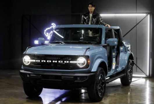 [서울=뉴시스] 고승민 기자 = 포드세일즈서비스코리아가 3일 오프로드 SUV '뉴 포드 브롱코'를 출시했다. 57년의 역사를 자랑하는 브롱코는 지난 1996년 생산 중단 이후 25년만에 새로운 모습으로 생산 재개된 모델이다. 이날 서울 성수동 S-팩토리에서 열린 출시행사에서 브롱코가 공개되고 있다. 2022.03.03.