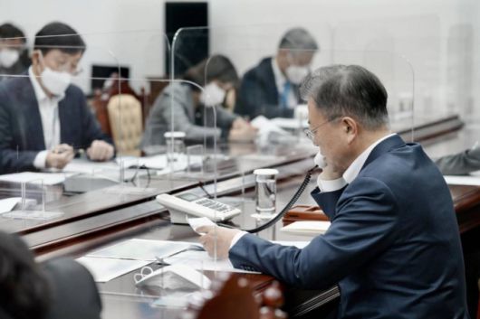 [서울=뉴시스] 문재인 대통령이 3일 오후 청와대 여민관 소회의실에서 볼로디미르 젤렌스키 우크라이나 대통령과 통화하고 있다. (사진=청와대 제공) 2022.03.03.