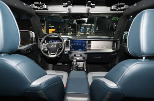 [서울=뉴시스] 고승민 기자 = 포드세일즈서비스코리아가 3일 오프로드 SUV '뉴 포드 브롱코'를 출시했다. 57년의 역사를 자랑하는 브롱코는 지난 1996년 생산 중단 이후 25년만에 새로운 모습으로 생산 재개된 모델이다. 이날 서울 성수동 S-팩토리에서 열린 출시행사에서 브롱코가 공개되고 있다. 2022.03.03.