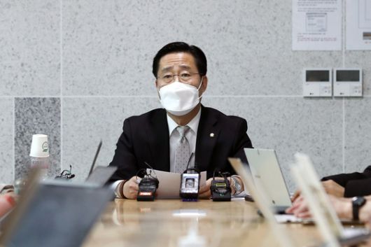 (서울=뉴스1) 이승배 기자 = 이태규 국민의당 총괄선대본부장이 28일 오전 서울 여의도 국회 의원회관에서 윤석열 국민의힘 대선후보 측과의 단일화 결렬 관련 긴급 기자간담회를 하고 있다. 2022.2.28/뉴스1