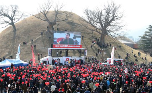 (경주=뉴스1) 구윤성 기자 = 윤석열 국민의힘 대선 후보가 4일 오후 경북 경주시 봉황대광장에서 열린 유세에서 지지를 호소하고 있다. 2022.3.4/뉴스1