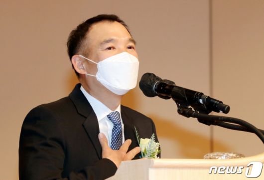 (대전=뉴스1) 김기태 기자 = 8일 오후 대전 유성구 한국과학기술원(KAIST) 대강당에서 열린 이광형 제17대 KAIST 신임 총장 취임식에서 김정주 NXC 대표가 축사를 하고 있다. 2021.3.8/뉴스1