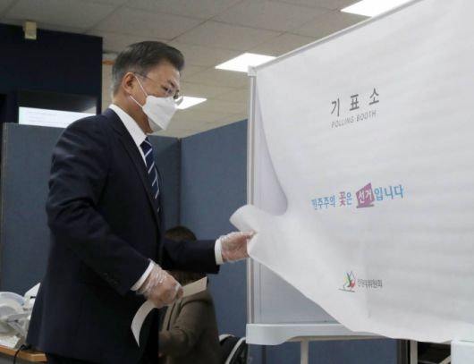 [서울=뉴시스] 전진환 기자 = 문재인 대통령이 제20대 대통령선거 사전투표 첫날인 4일 오전 서울 종로구 삼청동 주민센터에 마련된 투표소에서 투표를 위해 기표소로 들어가고 있다. 2022.03.04.