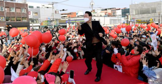 (경주=뉴스1) 구윤성 기자 = 윤석열 국민의힘 대선 후보가 4일 오후 경북 경주시 봉황대광장에서 열린 유세에서 '어퍼컷 세리머니'하며 지지를 호소하고 있다. 2022.3.4/뉴스1