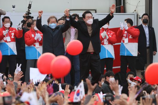 (대구=뉴스1) 구윤성 기자 = 윤석열 국민의힘 대선 후보가 4일 오후 대구 달서구 두류공원에서 열린 유세에서 홍준표 의원과 함께 지지자들에게 인사하고 있다. 2022.3.4/뉴스1