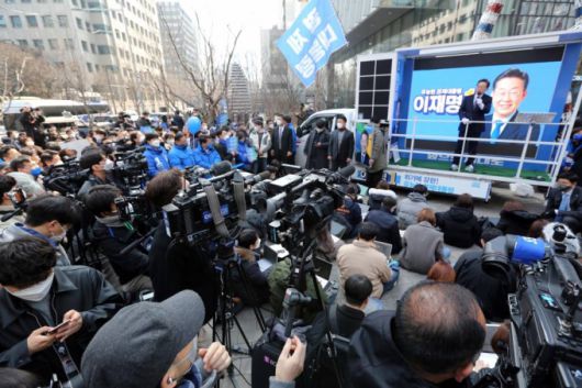 [서울=뉴시스] 국회사진기자단 = 이재명 더불어민주당 대선 후보가 8일 서울 여의도우체국 앞 유세현장에서 지지를 호소하고 있다. 2022.03.08.