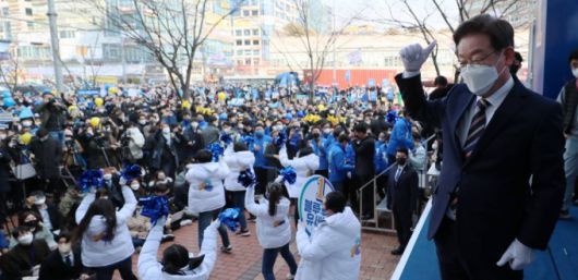 [인천=뉴시스] 국회사진기자단 = 이재명 더불어민주당 대선 후보가 8일 오후 인천 서구 롯데마트 청라점 앞에서 유세를 하며 지지를 호소하고 있다. 2022.03.08.