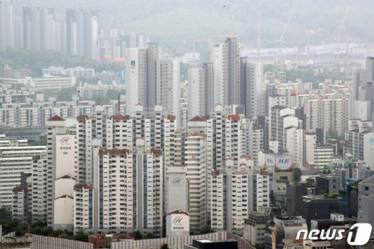 국토교통부는 지난해 아파트 공시가격이 전국 평균 19.05% 상승했다고 28일 밝혔다. 상승 폭은 전년(5.98%)보다 12.8%포인트(p) 올랐다. 이는 지난 2007년 22.7% 이후 가장 높은 상승률이다. /사진=뉴스1