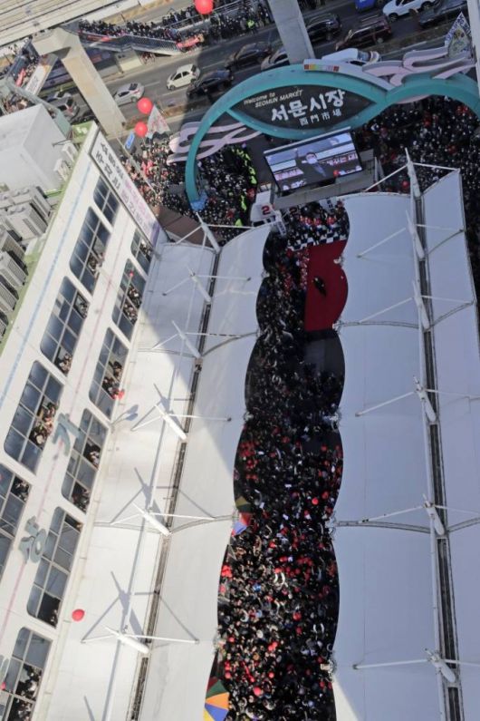 [대구=뉴시스 전신 기자 = 8일 대구 서문시장에서 시민들이 윤석열 국민의힘 대선 후보 유세를 지켜보고 있다. 2022.03.08.