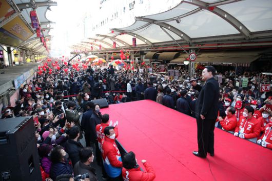 (대구=뉴스1) 구윤성 기자 = 윤석열 국민의힘 대선후보가 제20대 대통령 선거를 하루 앞둔 8일 오후 대구 중구 서문시장에서 열린 '공정이 승리합니다' 유세에서 지지를 호소하고 있다. 2022.3.8/뉴스1