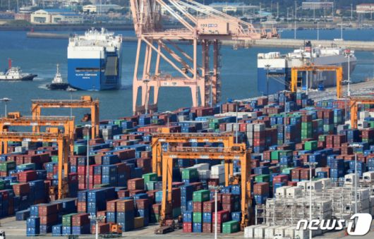 사진은 지난해 10월14일 오전 경기도 평택시 포승읍 평택항 수출 야적장에 컨테이너가 쌓여있는 모습./사진=뉴스1