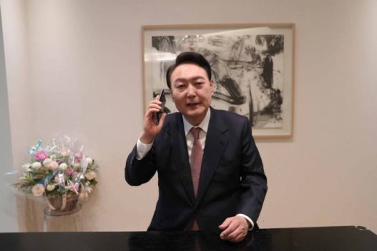 윤석열 20대 대통령 당선인이 10일 오전 서울 서초구 자택에서 조 바이든 미국 대통령과 전화통화를 하고 있다. /사진제공=국민의힘