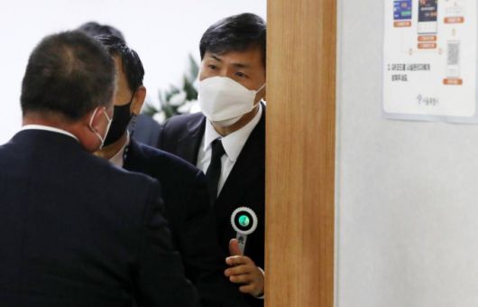 [서울=뉴시스] 추상철 기자 = 부친상으로 일시 석방된 안희정 전 충남지사가 9일 오후 서울의 한 장례식장에서 조문객을 맞이하고 있다. 2022.03.09.