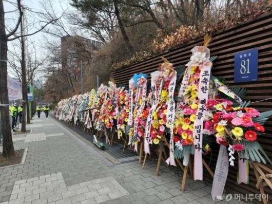24일 오전 서울 일원동 삼성서울병원 정문 앞으로 박근혜 대통령의 쾌유를 바란다는 내용의 화환이 늘어서 있다. /사진=박수현 기자