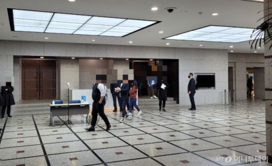 24일 서울 여의도 LG트윈타워에서 열린 LG전자 제20기 주주총회에 참석했던 주주들이 주총장을 나서고 있다. /사진 = 오진영 기자