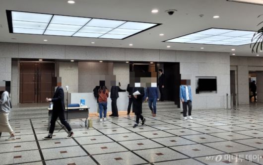 24일 LG트윈타워에서 제20기 LG전자 주주총회에 참석한 주주들이 주총장을 나서고 있다./사진 = 오진영 기자