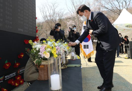 송영길 더불어민주당 전 대표가 3일 오전 서울 서대문형무소역사관에서 열린 제주 4·3 제73주년 서울 추념식에서 헌화를 하고 있다. 2022.4.3/뉴스1