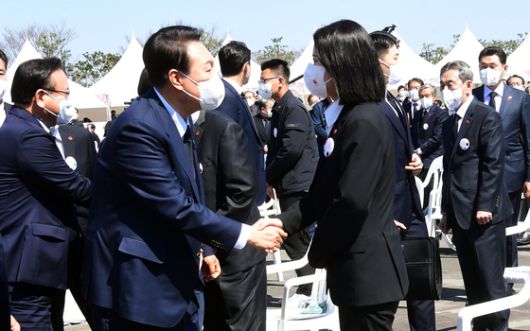 윤석열 대통령 당선인(왼쪽)이 3일 제주 4.3평화공원에서 열린 '제74회 4.3희생자 추념식'에서 더불어민주당 박지현 공동비대위원장과 인사를 나누고 있다. 2022.4.3/뉴스1