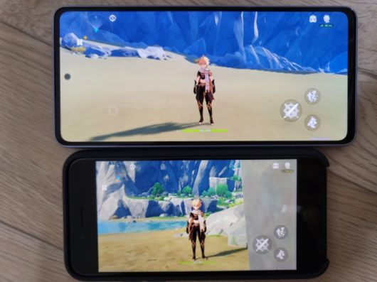 모바일 게임 '원신'을 구동 중인 화면. 위에서부터 갤럭시A53과 아이폰SE. 아이폰SE 구동화면이 훨씬 선명하다.