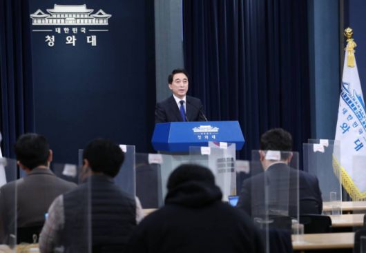 [서울=뉴시스] 김진아 기자 = 박수현 국민소통수석이 31일 춘추관 브리핑룸에서 김정숙 여사의 의상 논란 및 특수활동비 사용 관련 브리핑을 하고 있다. 박 수석은 특활비·김정숙 여사 옷값 관련 무분별한 의혹제기에 유감을 표하며 '감사원으로부터 특수활동비 관련해 단 한 건의 지적사항도 없었다'고 강조했다. 2022.03.31.