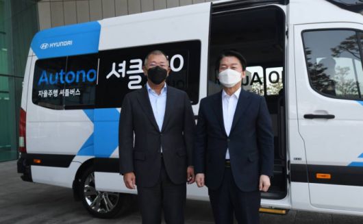 [화성=뉴시스] 홍효식 기자 = 안철수 대통령직인수위원장과 정의선 현대자동차그룹 회장이 8일 경기도 화성 현대자동차·기아 기술연구소에서 자율주행차 쏠라티 탑승 전 포즈를 취하고 있다. (공동취재사진) 2022.04.08.