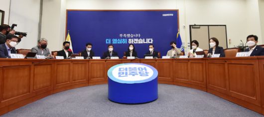 (서울=뉴스1) 허경 기자 = 윤호중(왼쪽 다섯 번째) 더불어민주당 공동비대위원장이 11일 서울 여의도 국회에서 열린 비상대책위원회의에서 모두발언을 하고 있다. 2022.4.11/뉴스1