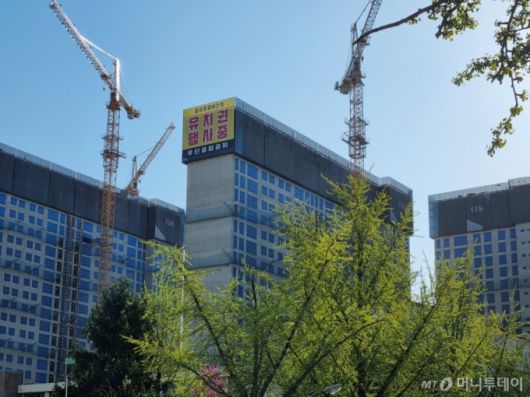 15일 서울 강동구 둔촌동 둔촌주공 재건축 공사 현장 시공사업단의 '유치권 행사중'  현수막이 공사중인 아파트 외벽에도 걸려있다. /사진=조성준 기자