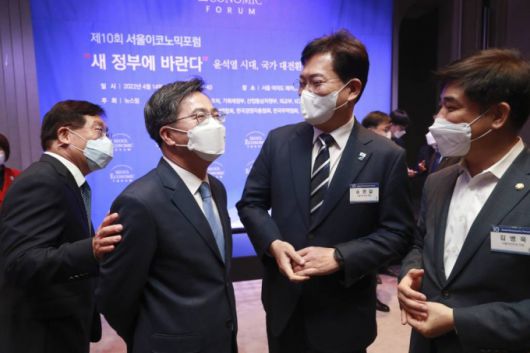 김동연 새로운물결 대표(왼쪽 두번째)와 송영길 더불어민주당 전 대표가 이달 14일 오전 서울 여의도 페어몬트호텔에서 열린 "새 정부에 바란다" 윤석열 시대, 국가 대전환과 혁신비전 전략 '제10회 서울이코노믹포럼'을 앞두고 인사를 나누고 있다. / 사진제공=뉴시스