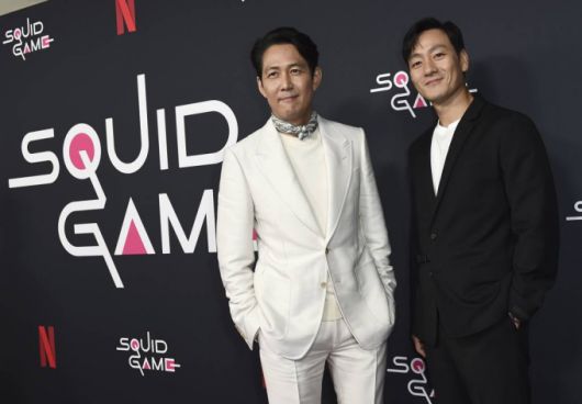 배우 이정재와 박해수가 8일(현지시간) 미국 캘리포니아주 로스앤젤레스의 할리우드 누이하우스에서 열리는 '오징어 게임' 프로모션 행사에 도착해 포토타임을 갖고 있다. 2021.11.09./사진=[로스앤젤레스=AP/뉴시스]