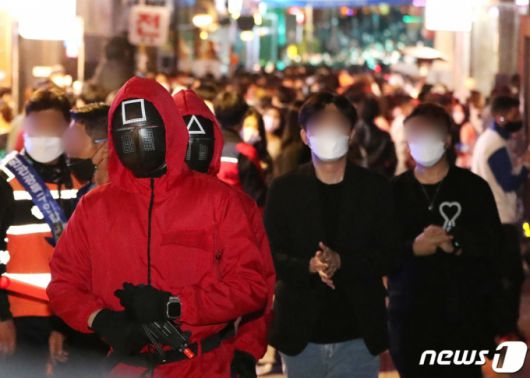 핼러윈 데이를 하루 앞둔 30일 서울 용산구 이태원 세계음식거리에 시민들이 북적이고 있다. 2021.10.30./사진=뉴스1