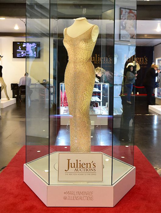 할리우드 배우 마를린 먼로가 1962년 존 F. 케네디 미국 전 대통령의 생일 파티에서 입었던 드레스. 1999년 크리스티 경매에서 126만 달러(현재 기준 한화 약 16억원)에 팔렸으며 2016년 11월 줄리엔스옥션 경매에서는 481만달러(한화 약 60억8000만원)에 판매됐다./AFPBBNews=뉴스1