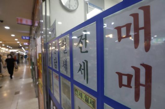 [서울=뉴시스 고승민 기자 = 국토교통부, 한국부동산원에 따르면 서울 아파트 매매 거래량이 지난 3월 1236건으로 집계, 1년 전 거래량 4495건과 비교해 72.5% 급감한 것으로 알려진 2일 서울의 한 부동산업체 밀집지역 모습. 이는 대출 규제와 금리인상 같은 유동성 축소, 집값 급등에 따른 피로감이 계속된 여파로 해석된다. 특히 타 지역에 비해 가격대가 높은 서울에선 실수요자의 구매력도 더 낮다는 분석이다. 2022.05.02.