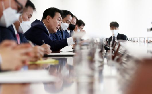 (서울=뉴스1) 오대일 기자 = 윤석열 대통령이 취임 이틀째인 11일 용산 대통령실에서 열린 수석비서관회의에서 모두발언을 하고 있다. 2022.5.11/뉴스1