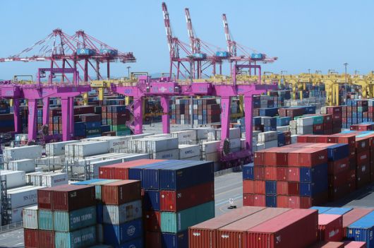 (인천=뉴스1) 김진환 기자 = 1일 인천 연수구 인천신항에서 컨테이너 선적 작업이 진행되고 있다.   산업통상자원부가 이날 발표한 '2022년 4월 수출입 동향'에 따르면 지난달 수출은 576억 9000만 달러로, 전년동기대비 12.6% 상승해 역대 4월 중 최고치를 기록했으나, 에너지?원자재 수입이 늘면서 지난달 수입액은 전년동기대비 18.6% 증가한 603억 5000만 달러로, 지난해 6월 이후 수출을 넘는 증가세가 이어지고 있다.   이로 인한 무역수지는 26억 6000만 달러 적자를 기록, 2월 말 러시아의 우크라이나 침공 이후 나타난 공급망 차질 심화와 에너지·원자재 가격 폭등이 한국 무역 여건에 고스란히 악영향을 끼쳤다는 분석이 나온다. 2022.5.1/뉴스1