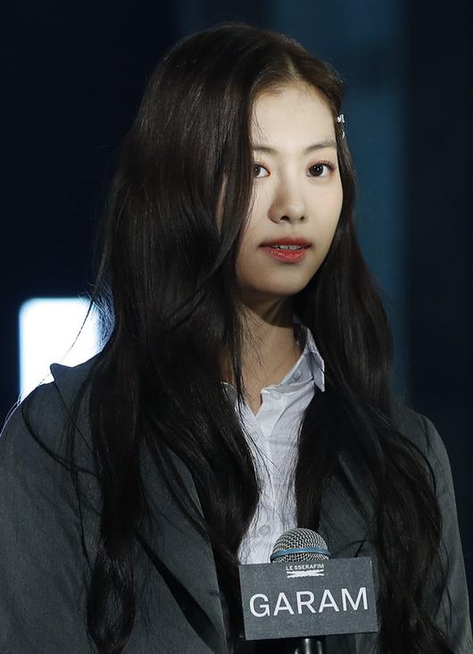 (서울=뉴스1) 권현진 기자 = 하이브 최초 걸그룹 르세라핌(LE SSERAFIM) 김가람이 2일 서울 중구 장충체육관에서 열린 데뷔 앨범 ‘FEARLESS’ 미디어 쇼케이스에서 취재진의 질문을 듣고 있다. 2022.5.2/뉴스1