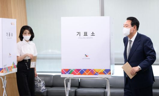 윤석열 대통령과 부인 김건희 여사가 27일 용산구의회에 마련된 제8회 전국동시지방선거·국회의원 보궐선거 사전투표소에서 한 표를 행사하고 있다. /사진=뉴스1