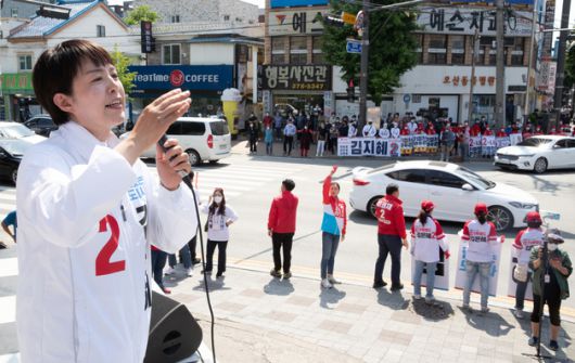 (오산=뉴스1) 이재명 기자 = 김은혜 국민의힘 경기도지사 후보가 31일 오후 경기도 오산시 롯데마트 사거리에서 시민들에게 지지를 호소하고 있다. 2022.5.31/뉴스1