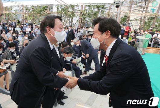 윤석열 전 검찰총장과 오세훈 서울시장이 9일 오후 서울 중구 남산예장공원 개장식에서 인사하고 있다. /사진=뉴스1