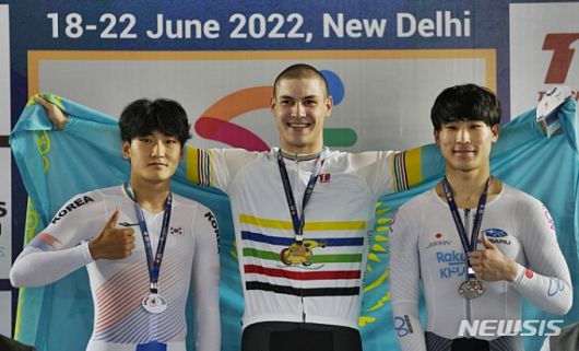 배우 라미란의 아들 김근우(사진상 맨 왼쪽)가 지난 20일(현지시간) 인도 뉴델리에서 열린 제28회 주니어 아시아 트랙 사이클 선수권 남자 1km 타임트레일 경기에서 은메달을 딴 후 시상대에 올라 기념 촬영하고 있다./사진=AP/뉴시스