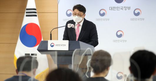 최우혁 과학기술정보통신부 전파정책국장이 지난달 2일 서울 종로구 세종대로 정부서울청사에서  5G 주파수 할당 추진방향에 대한 검토결과와 이를 토대로 정부가 마련한 5G 주파수 할당계획 관련 브리핑을 하고 있다. /사진=뉴스1