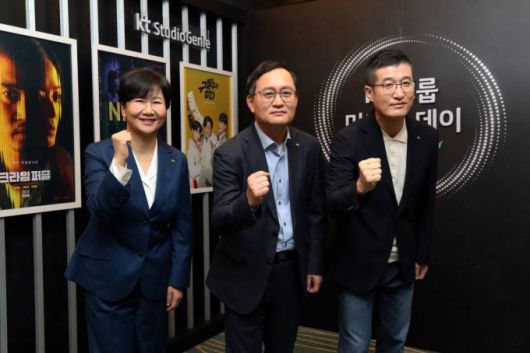 [지난 4월 7일 오전 서울 송파구 소피텔 앰배서더 서울 호텔에서 열린 KT그룹 미디어데이에서 김철연 KT스튜디오지니 대표(왼쪽부터), 강국현 KT 사장, 윤용필 skyTV 대표가 포즈를 취하고 있다. /사진제공=KT