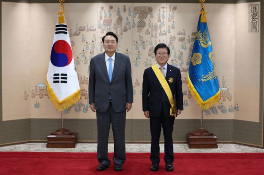 윤석열 대통령이 14일 용산 대통령실에서 박병석 전 국회의장에게 국민훈장 무궁화장을 수여한 뒤 기념 촬영하고 있다. (대통령실 제공) /사진=뉴스1