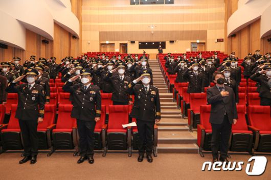 지난 3월 충남 아산 경찰대학교에서 42기 경찰대학 신입생 50명과 71기 경위 공개경쟁 채용시험 합격자(구 경찰간부후보생) 50명의 합동입학식이 열리고 있다. /사진제공=경찰청/사진=뉴스1