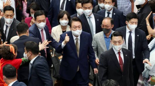 윤석열 대통령이 26일 대구 중구 서문시장을 방문해 장바구니를 들고 시민들과 인사하고 있다. /사진=뉴시스