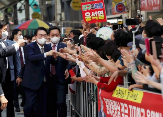 윤석열 대통령이 26일 대구 중구 서문시장을 방문해 시민들과 인사하고 있다./사진=뉴시스