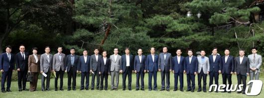 25일 오전 서울 종로구 국무총리 공관에서 열린 제4차 고위당정협의회에 앞서 한덕수 국무총리와 정진석 국민의힘 비상대책위원장 및 당 지도부, 김대기 대통령 비서실장 등 참석자들이 기념 촬영을 하고 있다./사진=뉴스1